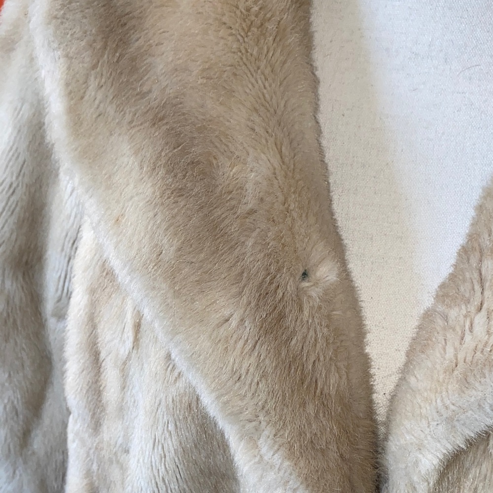 Vintage Luxurious Tan Faux Fur Cape - Picture 7 of 7